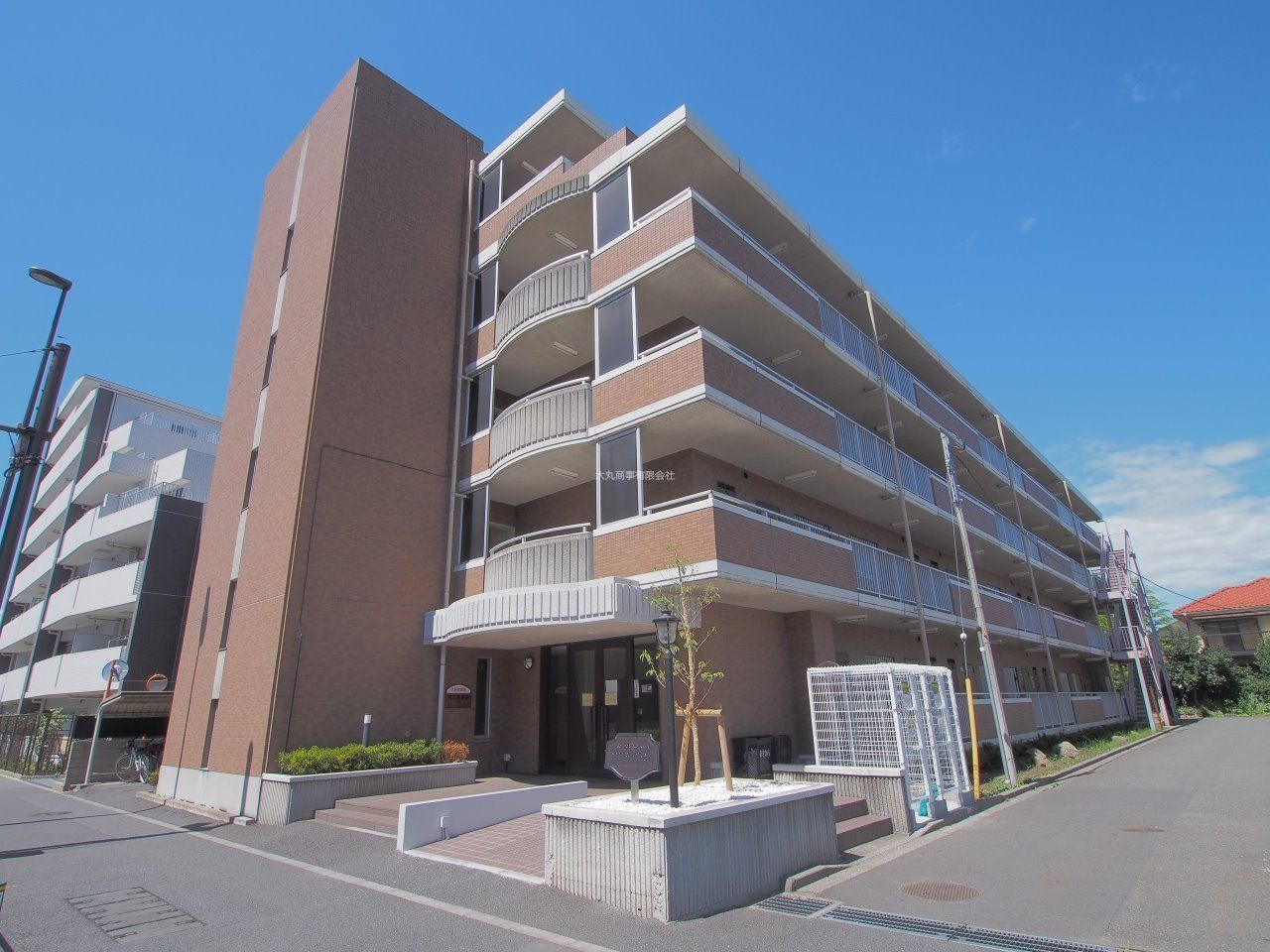 立川市錦町に建つ、鉄筋コンクリート造のマンション「ソリドール立川」。2LDK(53.22㎡)のお部屋には冬でも明るく暖かい南向きリビングがあります。敷地内駐車場もあり、バイクも相談可能。