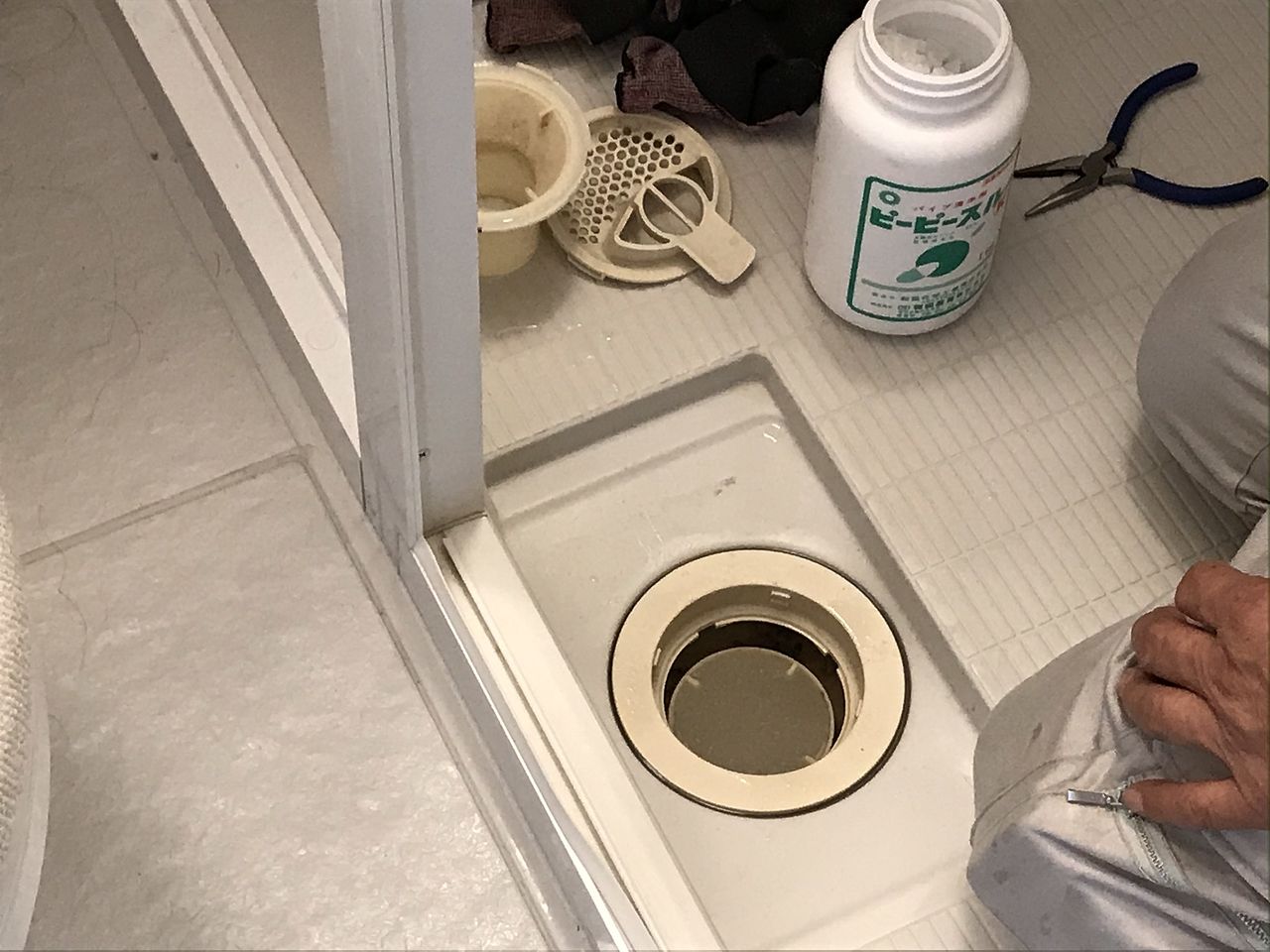 封水筒を外した浴室排水口