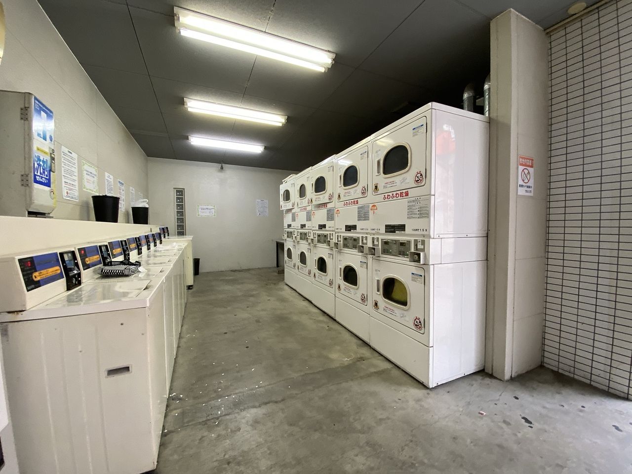 コインランドリーの洗濯機と乾燥機